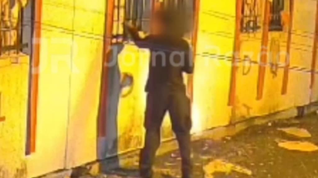 PM é flagrado entregando celular para presidiário em SC; detento engoliu e foi internado