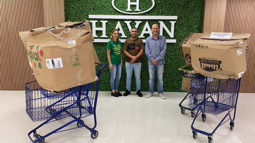 Em meio à chuva e frio, Havan doa 1.000 peças de roupa para Canelinha
