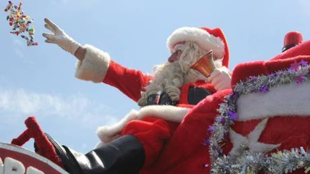 Papai Noel é apedrejado após doces acabarem