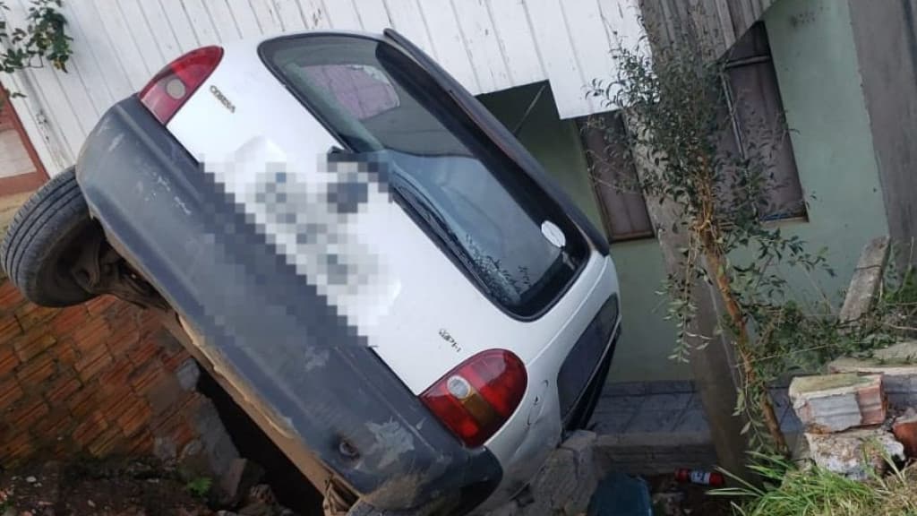 Idoso de 70 anos perde o controle de Corsa e invade residência