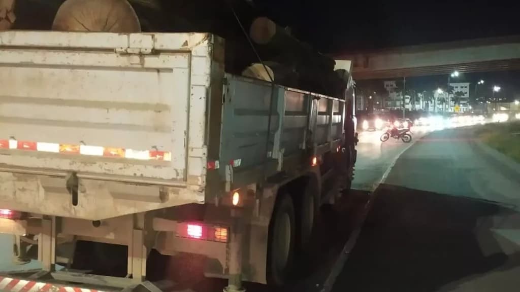 Motociclista morre após ser atropelado por caminhão em SC