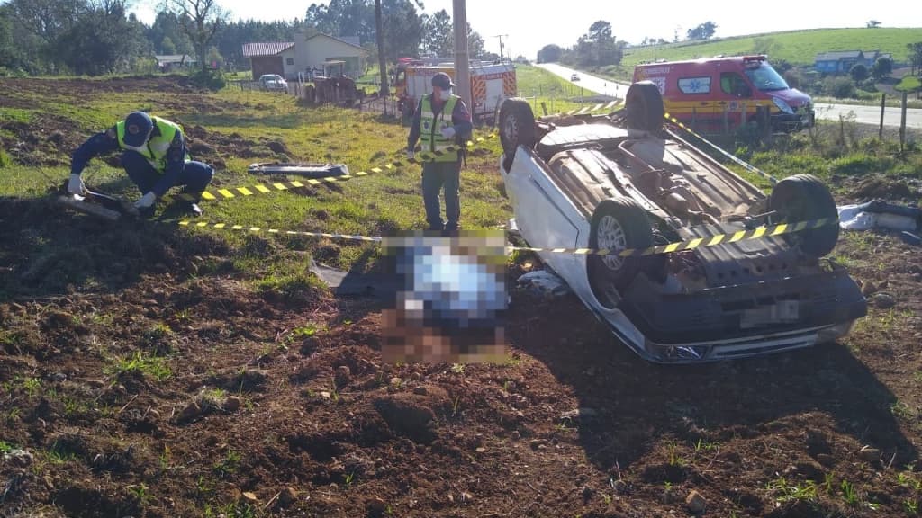 Motorista morre após carro capotar na SC-161