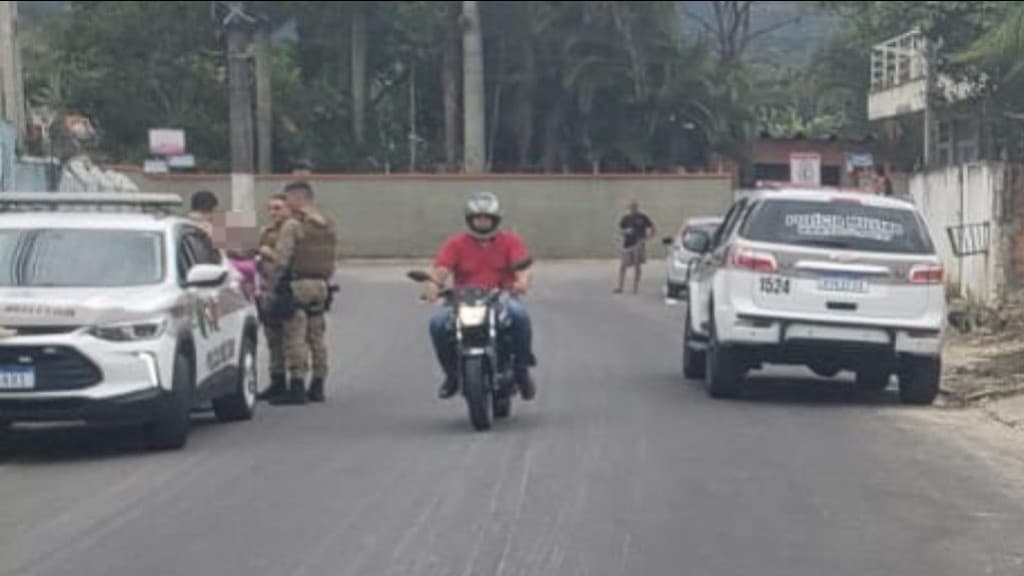 Morador de rua coloca faca no pescoço de trabalhadora e rouba iPhone, em Itapema