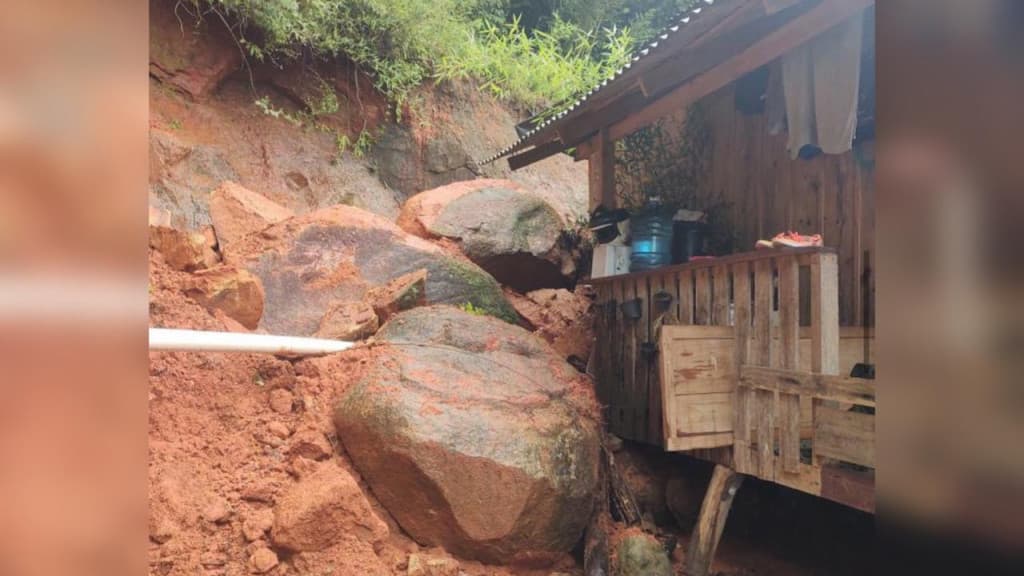 “Foi a mão de Deus”: Pedra gigante quase invade residência após deslizamento de terra