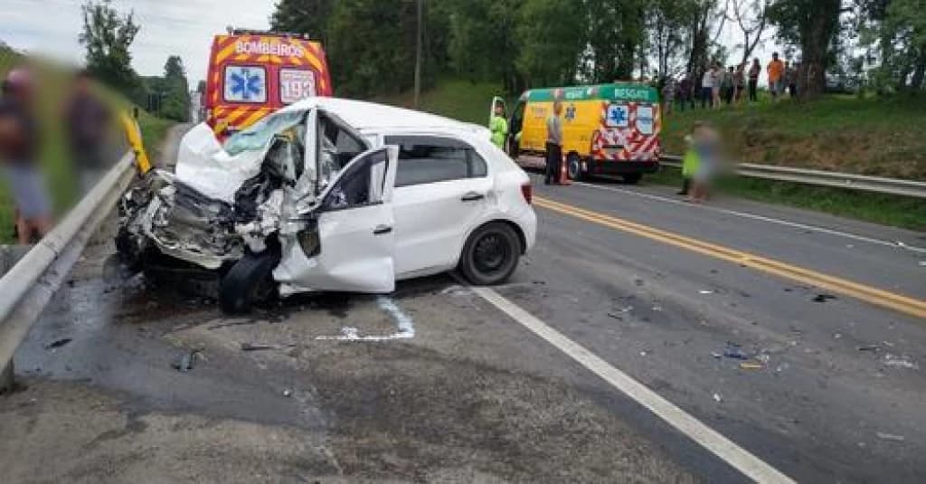 Condutor de veículo e duas crianças morrem em colisão frontal com caminhão na BR-116