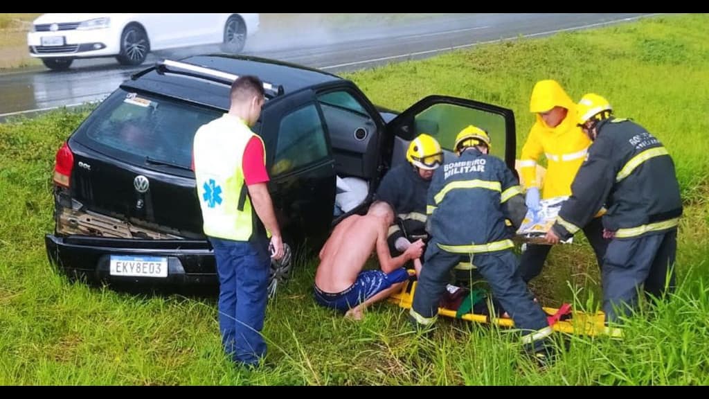 Carro capota com bebê e criança de três na BR-470