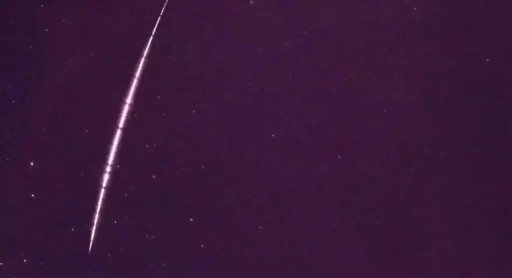 VÍDEO: Meteoro risca céu de Santa Catarina
