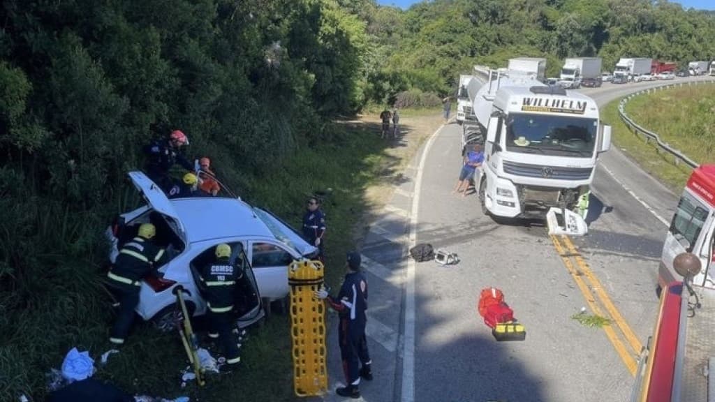 Colisão entre carro e caminhão deixa mulher morta na BR-282