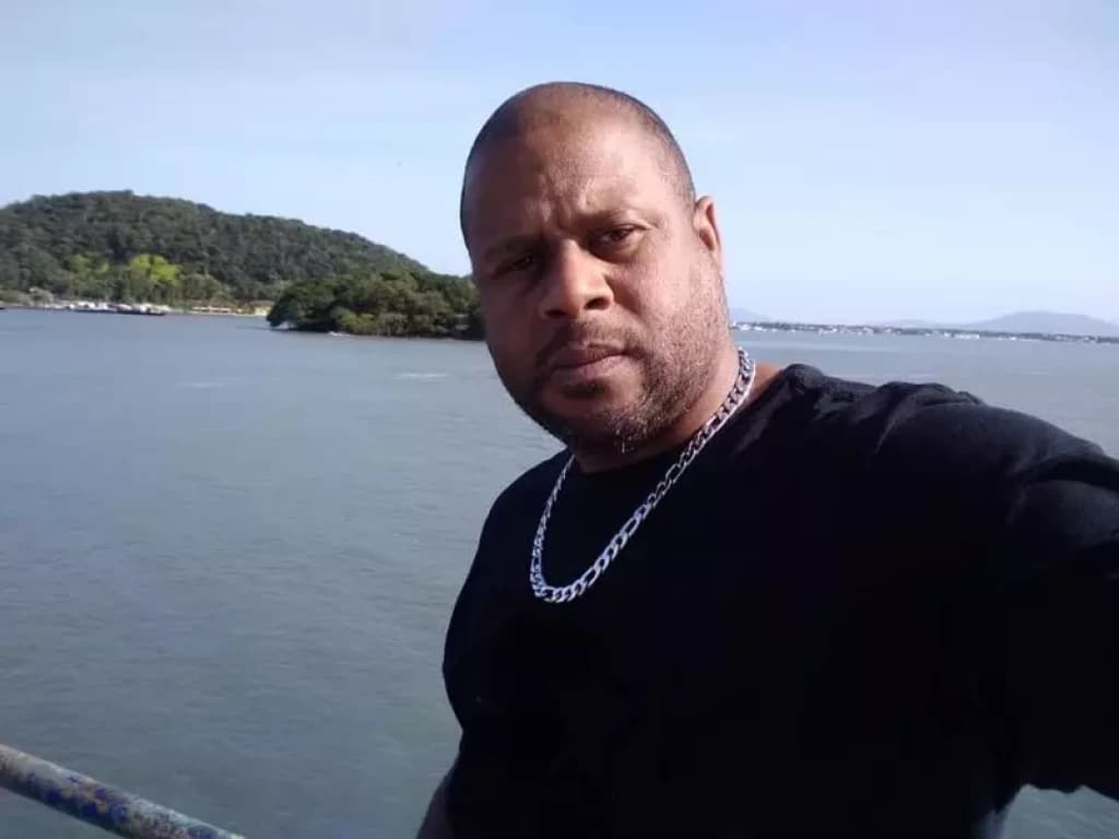 Homem é morto por vizinho com facada no peito após reclamar de som alto