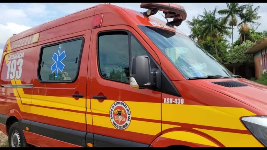 Menino de 9 anos colide com carro em alta velocidade de bicicleta em Blumenau