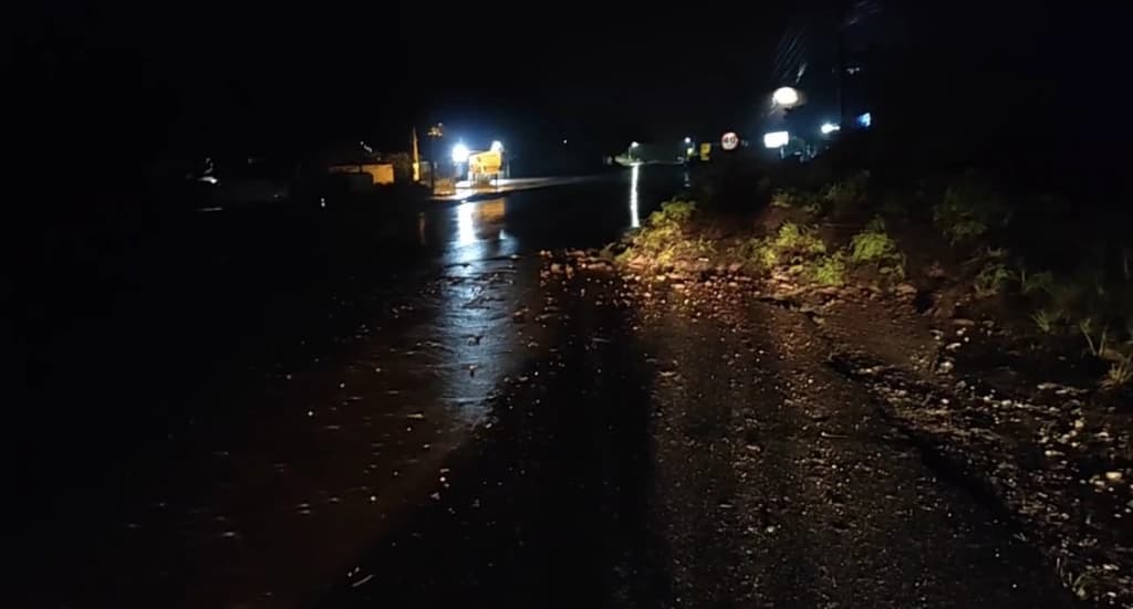 Alerta na SC-410: deslizamento de terra cobre meia pista, em Canelinha