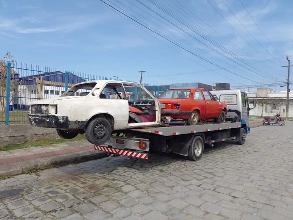 Veículos abandonados em Tijucas começam a ser recolhidos pela Ditran