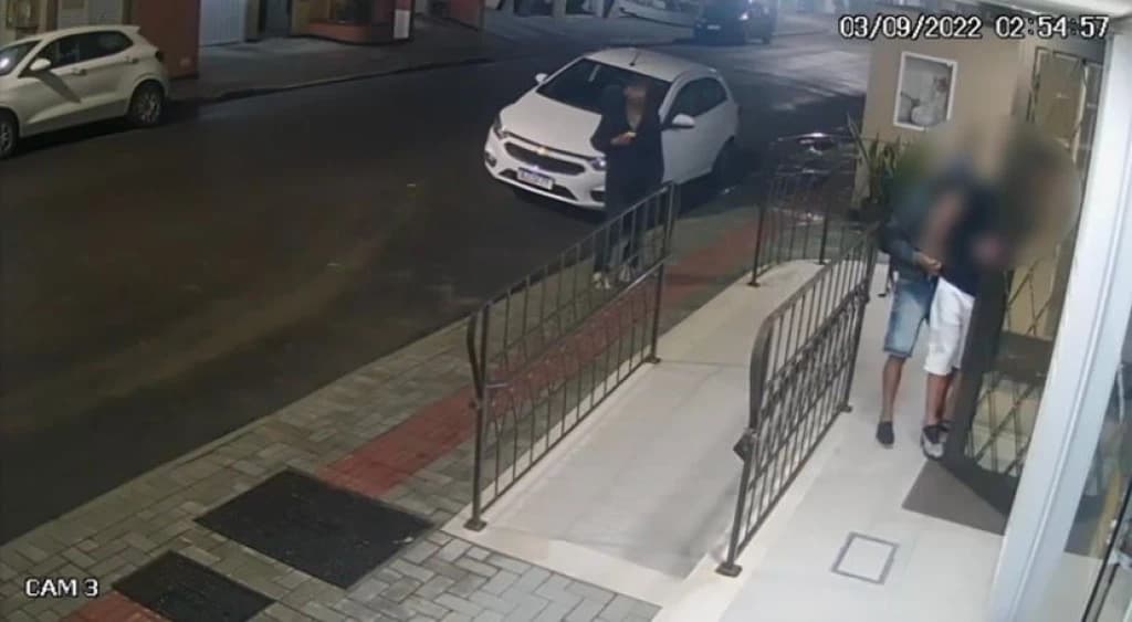 VÍDEO: Jovem de Itapema é assaltado enquanto entrava em condomínio