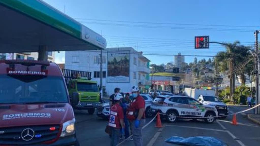“Inacreditável”: caminhoneira não percebe pedestre e o pior acontece