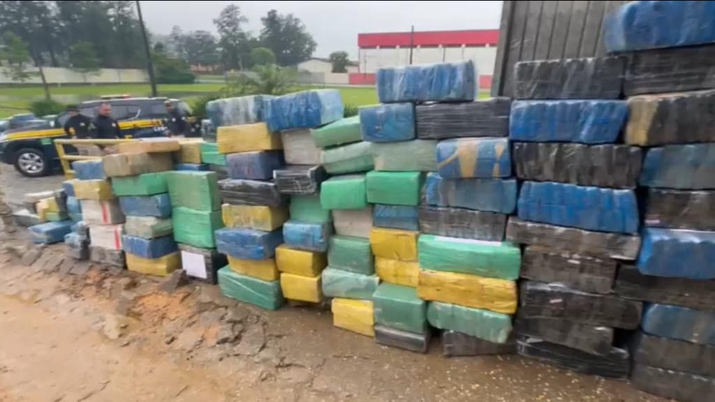 PRF apreende carreta com toneladas de maconha  em São José