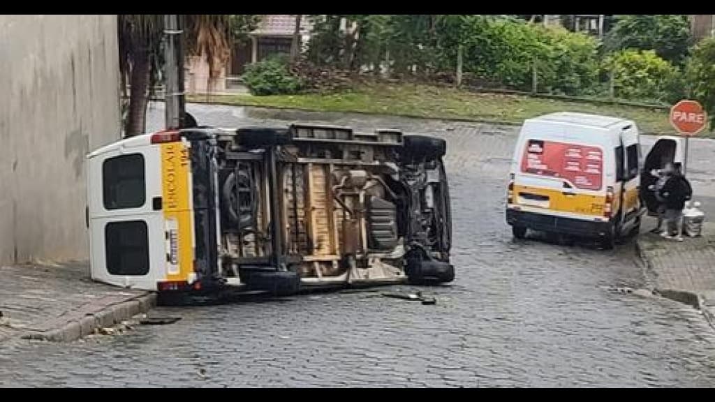 Motorista perde o controle de van escolar e capota com cinco alunos dentro