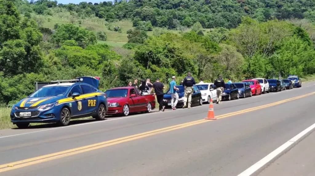 Comboio com carro rebaixados é abordado e vários veículos acabam apreendidos, em SC