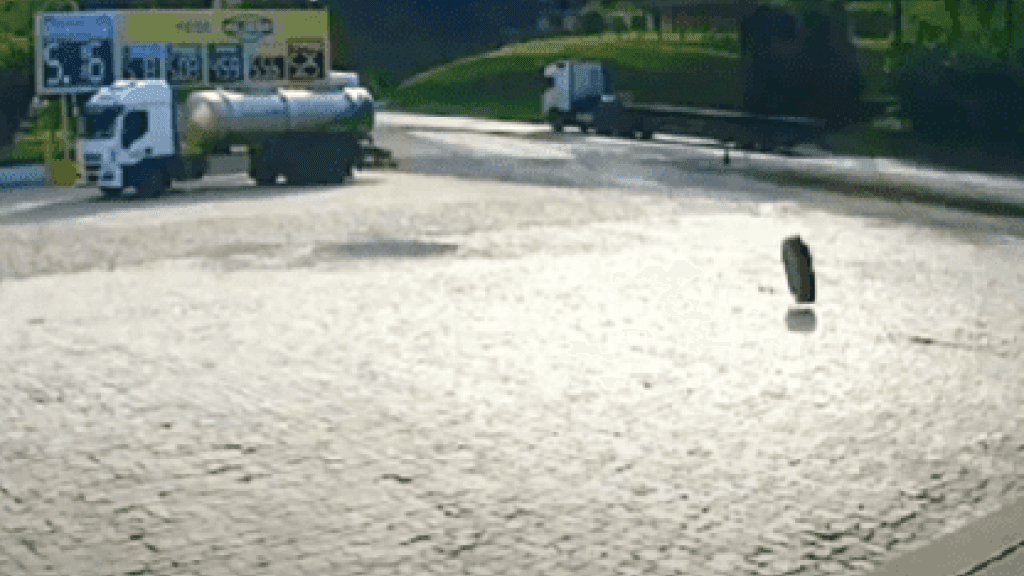 Pneu descontrolado invade loja de posto de combustíveis em SC e quase causa tragédia