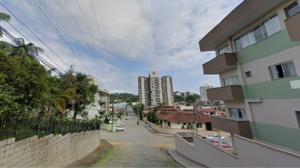 Homem morre ao cair de prédio enquanto limpava telhado