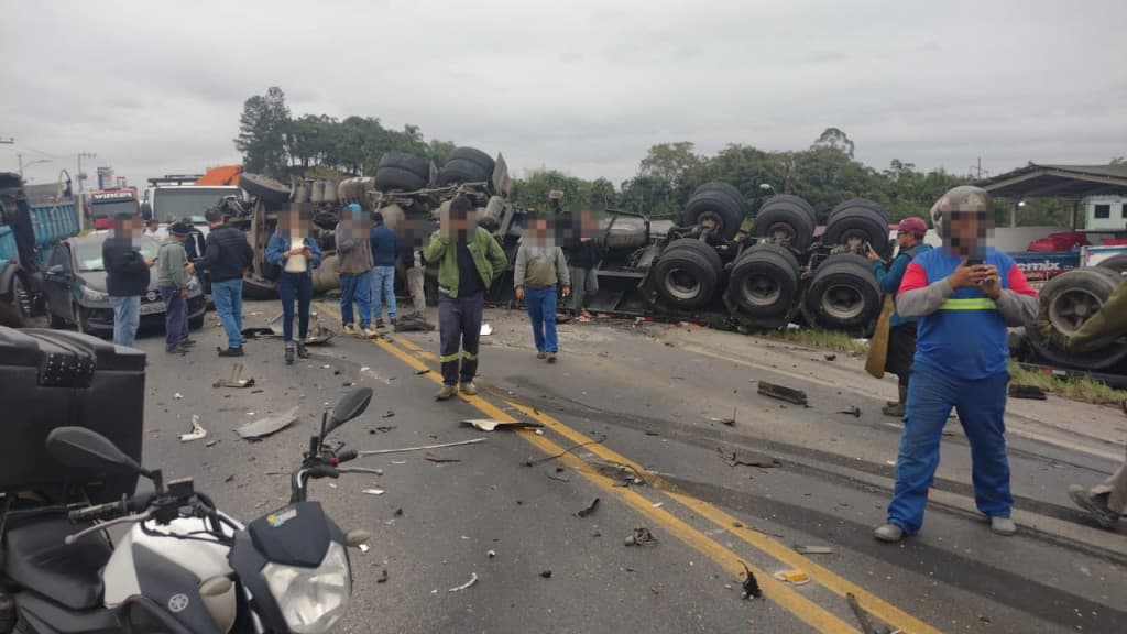 URGENTE: Equipes são deslocadas após gravíssimo acidente em SC