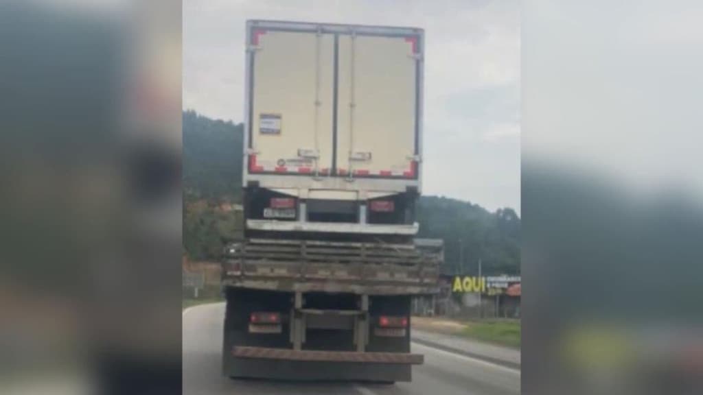 Caminhão é flagrado transportando outro sem proteção de segurança na BR-101