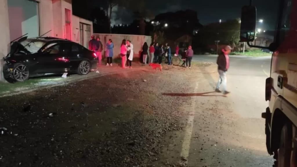 Motorista crava BMW em parede de sala comercial e fica gravemente ferido