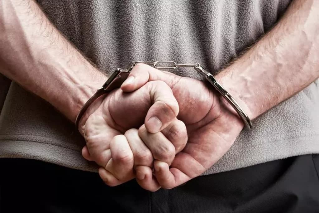 Comerciante é preso por assediar menina de 12 anos