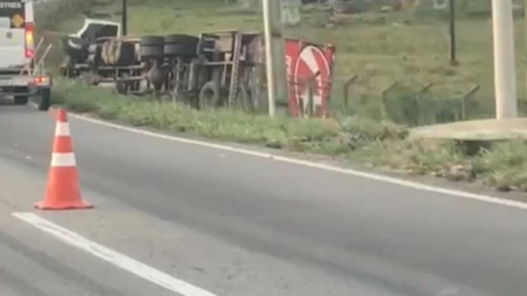 Caminhão tomba com casal e bebê de colo na BR-101, entre Tijucas e Biguaçu