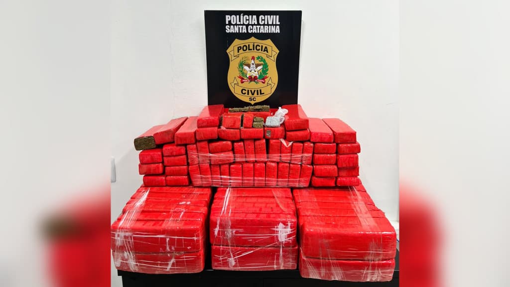 Cerco policial em Itajaí: Criminoso é pego com quase 100 kg de maconha