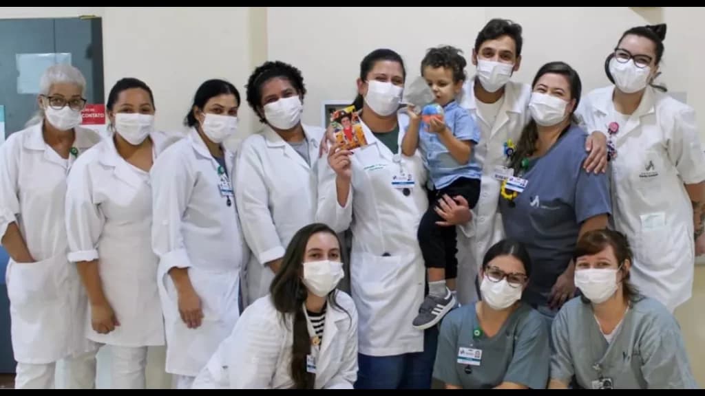 Sobrevivente de atentado em creche de Blumenau visita equipe médica que salvou sua vida