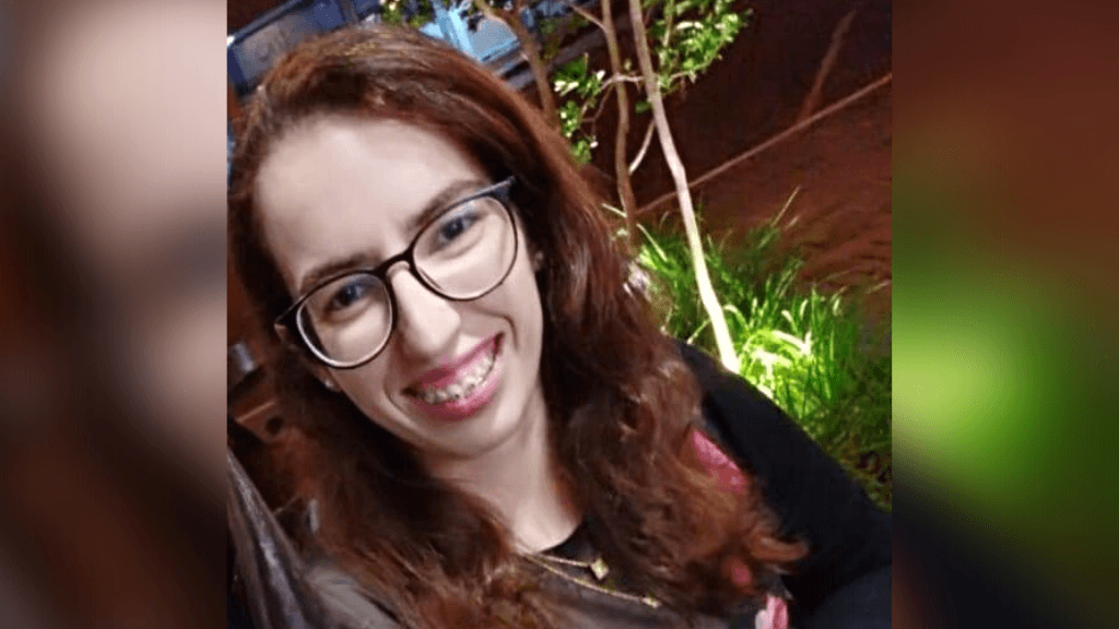 Identificada mulher morta durante grave acidente entre carro e dois micro-ônibus