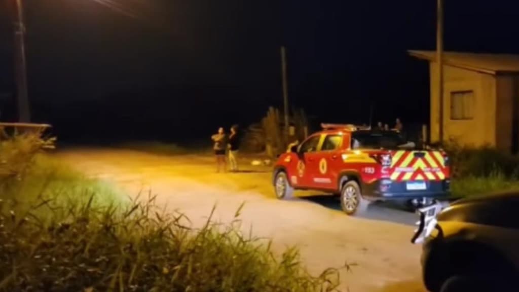 URGENTE: Bombeiros fazem buscas por crianças que se perderam em trilha de São Francisco do Sul