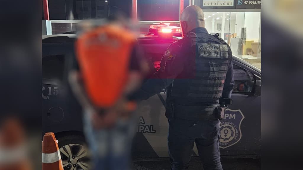 Homem tenta agredir bombeiro com pedaço de pau em Balneário Camboriú
