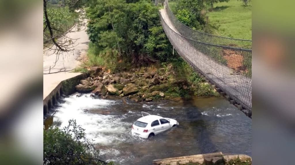 Homem morre afogado após cair com carro de ponte dentro de rio