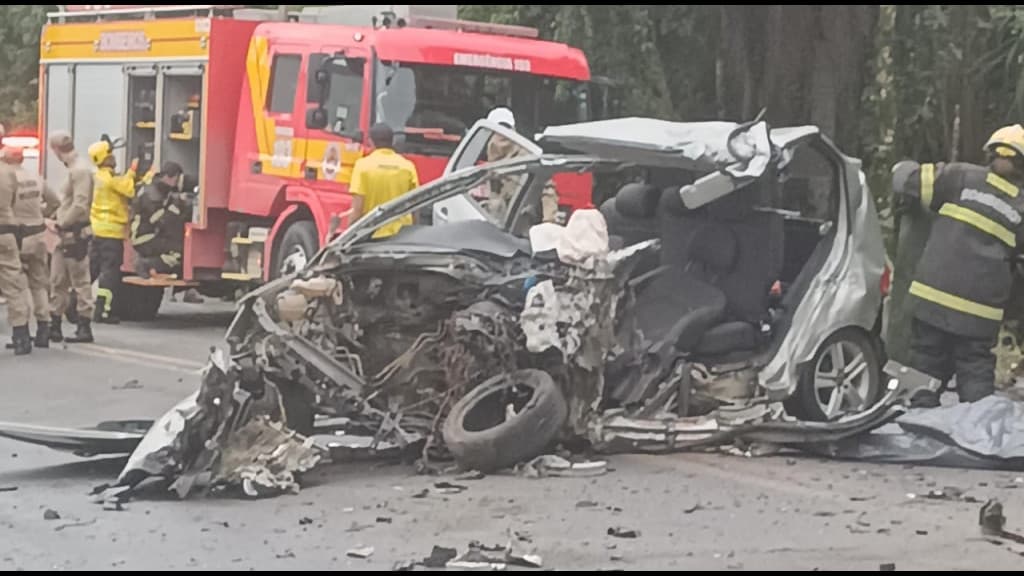 Motorista morre e passageiro fica gravemente ferido pós colisão entre carro e caminhão, na SC-114
