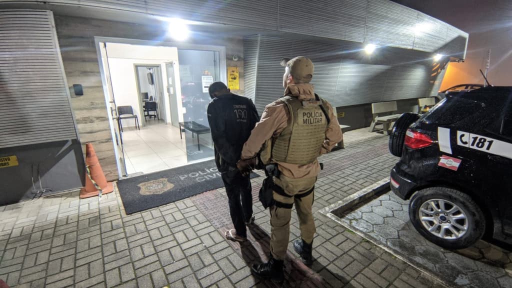 Homem é preso em flagrante tentando furtar janelas de alumínio em Porto Belo