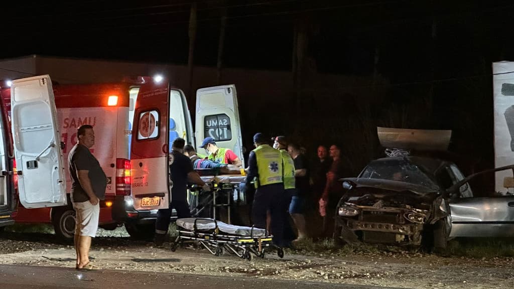 Colisão traseira entre dois veículos deixa motorista ferido na SC-410, em Canelinha