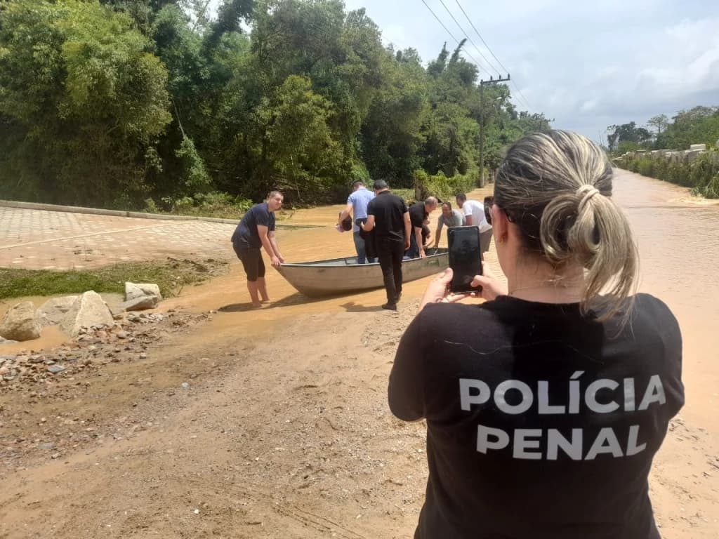 Inundação “prende” policiais penais dentro do Presídio de Tijucas