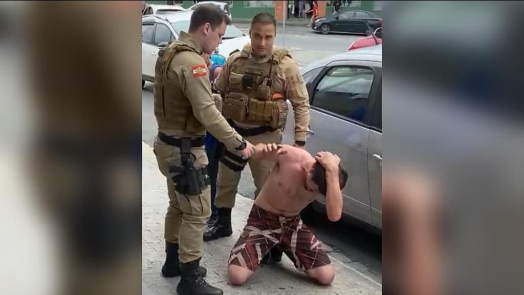 População tenta linchar homem após arrancar os dentes da namorada com chute na boca