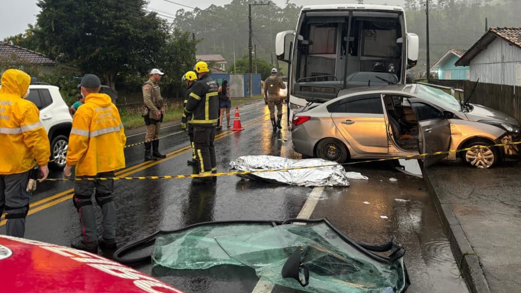 Duas pessoas morrem em acidente entre carro e ônibus na SC-390