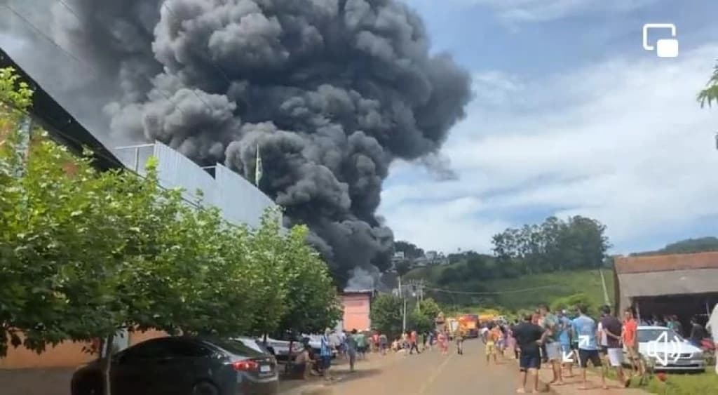 VÍDEO: Incêndio de grandes proporções destrói empresa de pneus em SC