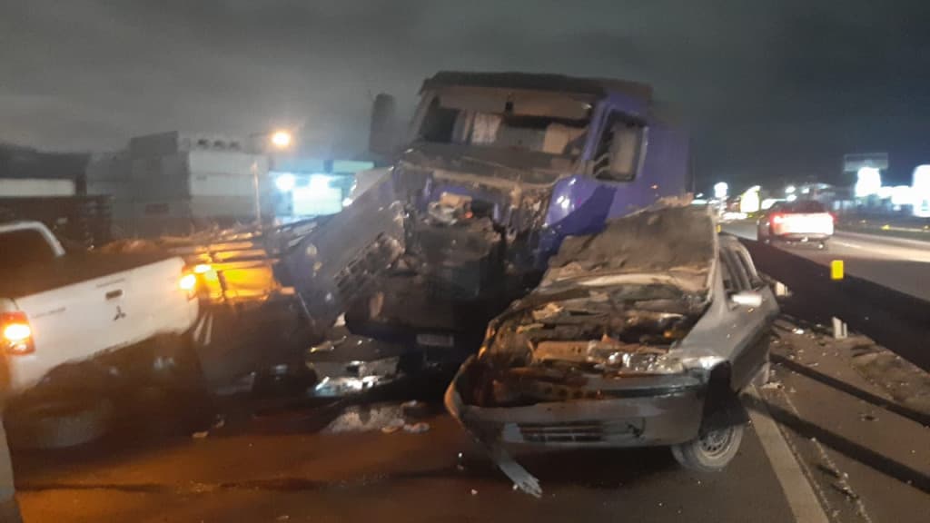 Acidente entre cinco veículos provoca filas quilométricas na BR-101
