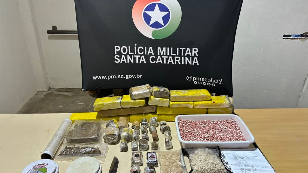 PM flagra grande quantidade de drogas em casa de acusado de tráfico em Camboriú