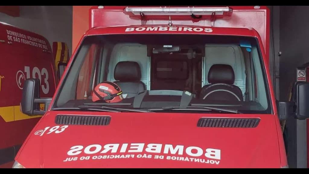 Mulher joga álcool e ateia fogo em homem