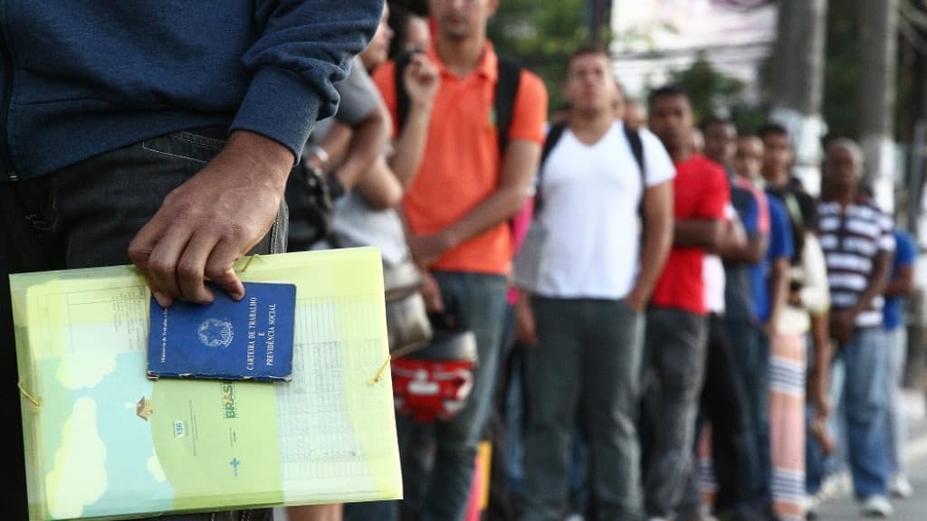 Taxa de desemprego sobe em 7,8% no trimestre encerrado em fevereiro