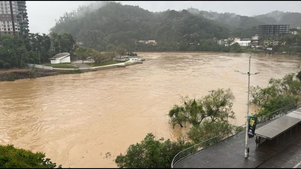 Rio Itajaí-Açu em Blumenau pode ultrapassar 10 metros e alcançar marca recorde da década