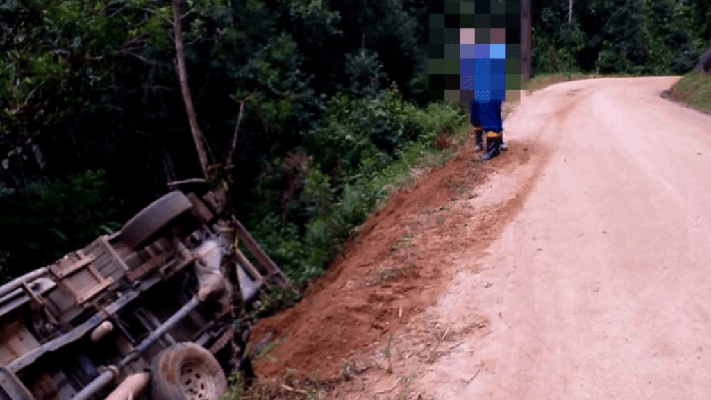 Caminhonete de serviço municipal tomba sem feridos em São João Batista