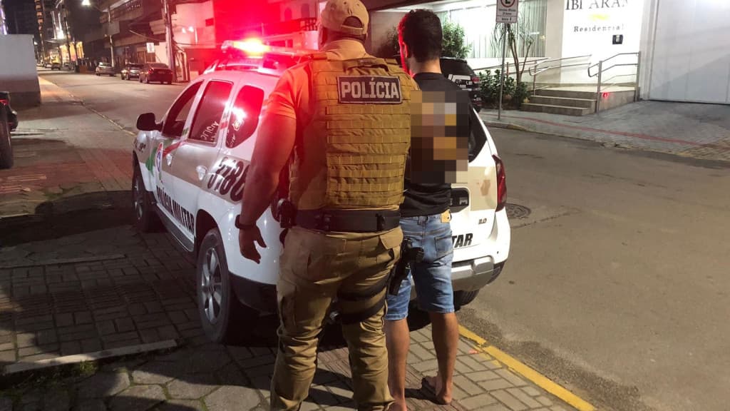 Homem sob efeito de drogas surta e incendeia própria residência em Tijucas