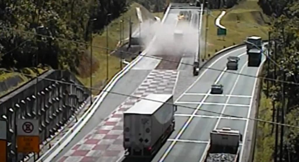 Vídeo: Mostra momento em que caminhão usa a área de escape na BR-376, entre PR e SC