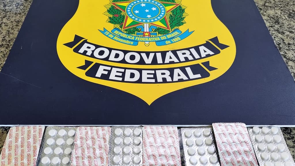 Caminhoneiro é flagrado com 120 comprimidos de “rebite” na BR-101